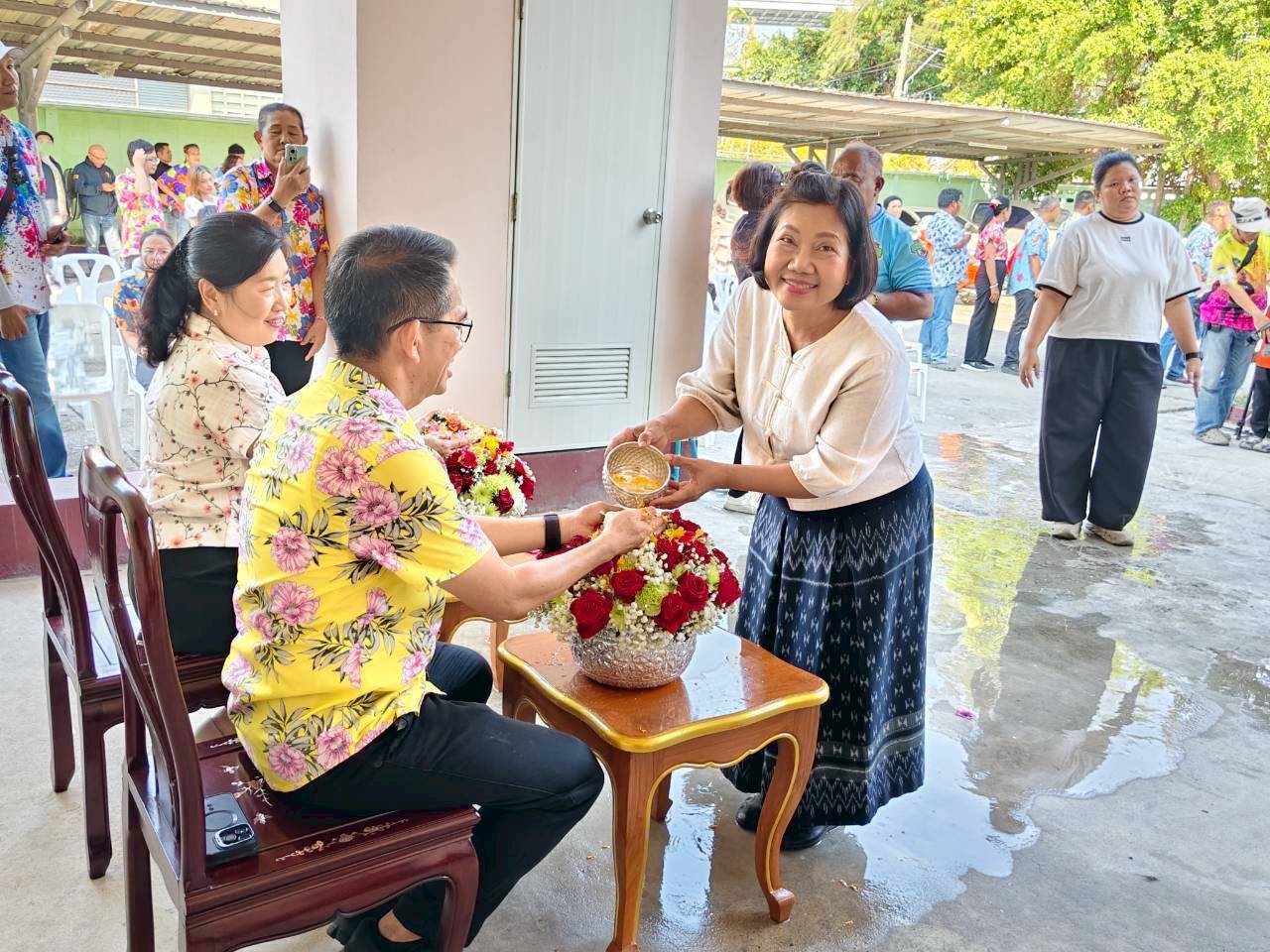 พช.พระประแดง ร่วมกิจกรรมรดน้ำขอพรนายอำเภอพระประแดง เนื่องในเทศกาลสงกรานต์ สืบสานประเพณีไทย